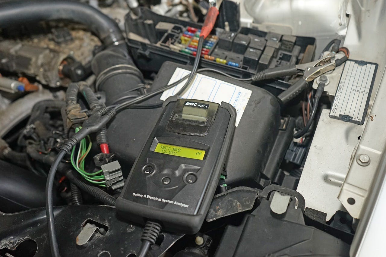 Measuring the voltage of the car battery