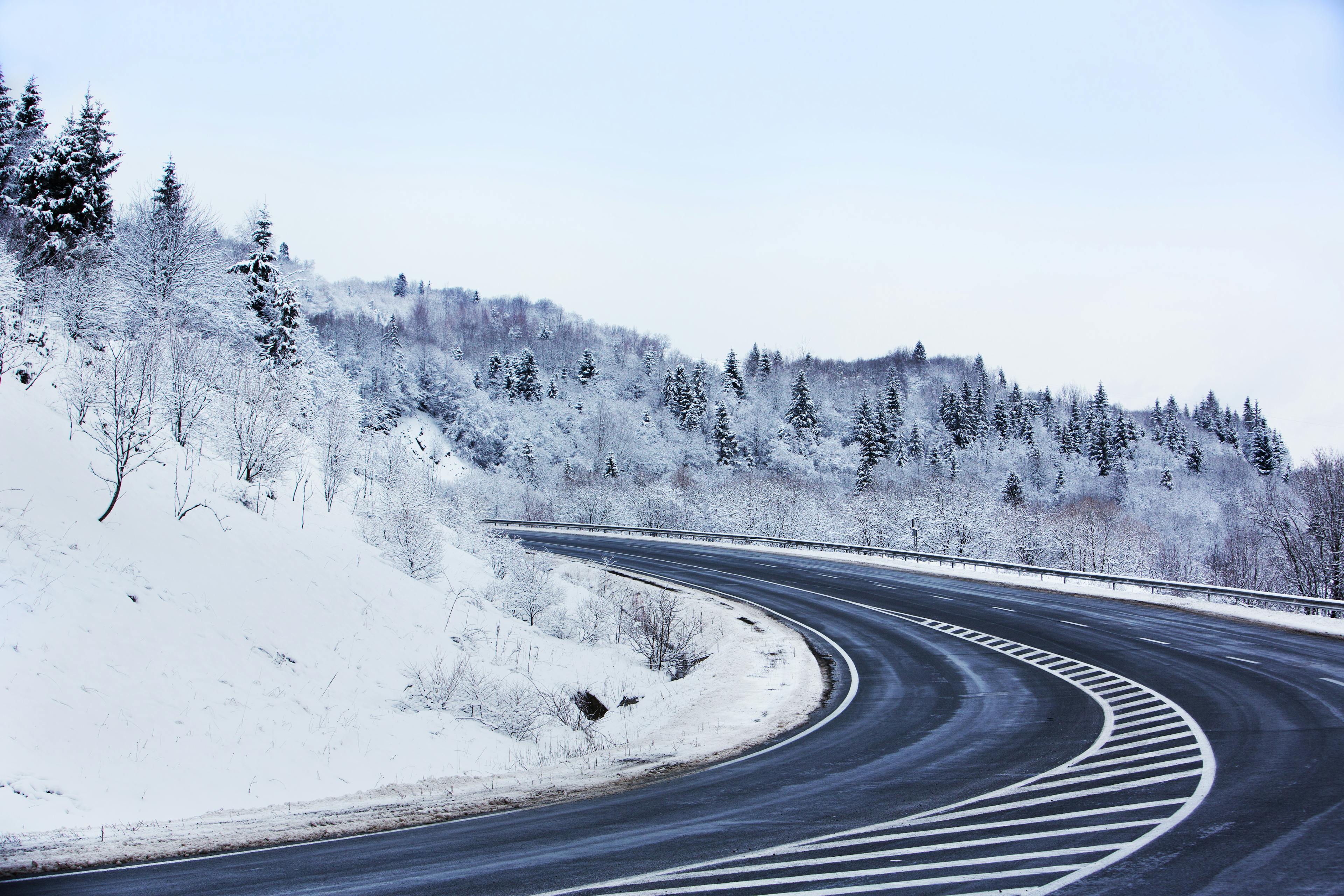 Strada ghiacciata in inverno