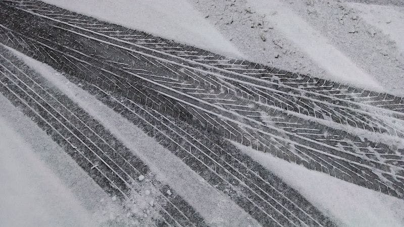 Tracce di pneumatici nella neve