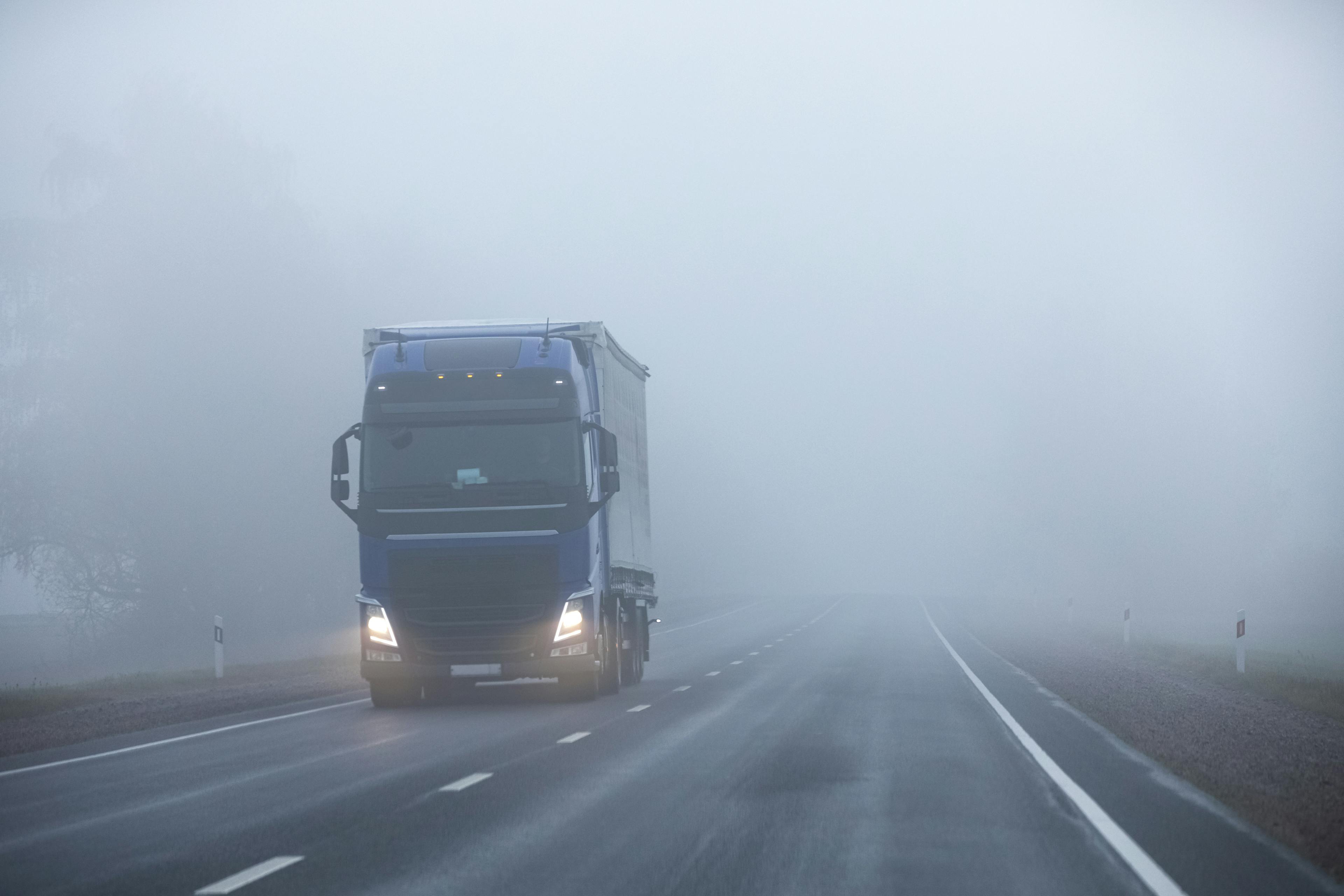 Camion nella nebbia